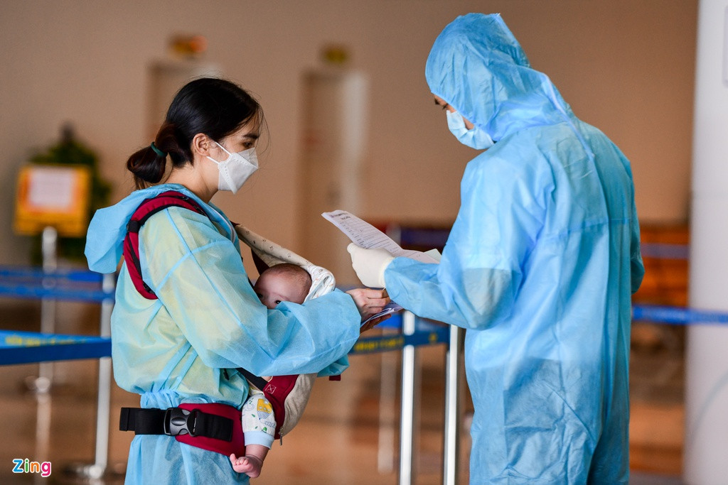 Chị Đào Thị Viên và con nhỏ mua được vé máy bay về nước sau 10 tháng kẹt tại Hàn Quốc. Chỉ trong 2 ngày, chị phải lo chi phí mua vé, làm xét nghiệm âm tính và liên hệ địa điểm cách ly tại Việt Nam.