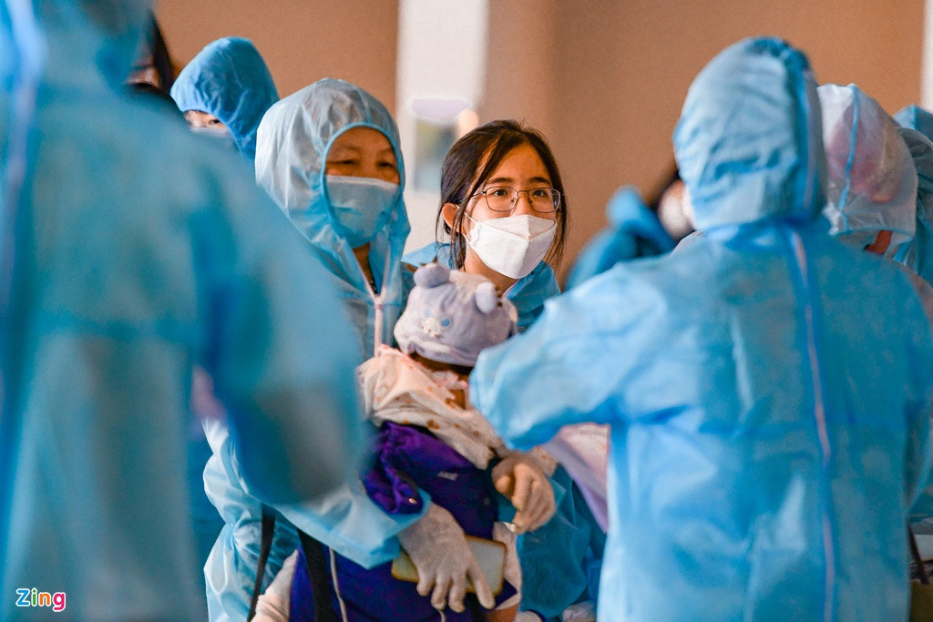 Nguyễn Khánh Ly (TP.HCM) đợi chuyến bay này từ 4 tháng trước: "Mình là du học sinh, mới qua Hàn Quốc từ đầu năm và bị kẹt lại đây đến bây giờ. Khi biết thông tin về chuyến bay, mình đã đặt vé về ngay. Sau này, nếu tình hình dịch bệnh còn căng thẳng, mình sẽ ở Việt Nam để tiếp tục học hành."