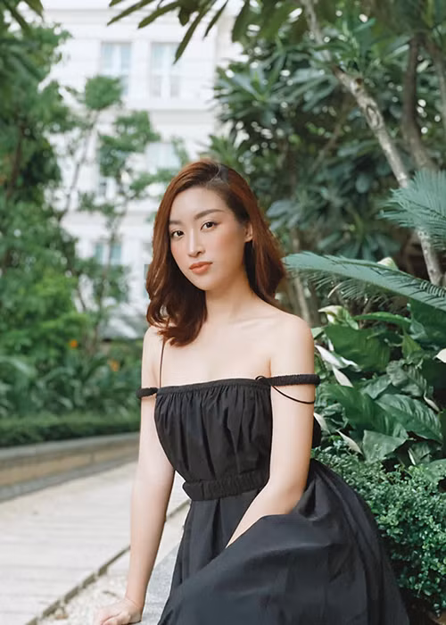 Ở đời thường, Mỹ Linh chọn trang phục trẻ trung nhưng không kém phần gợi cảm.