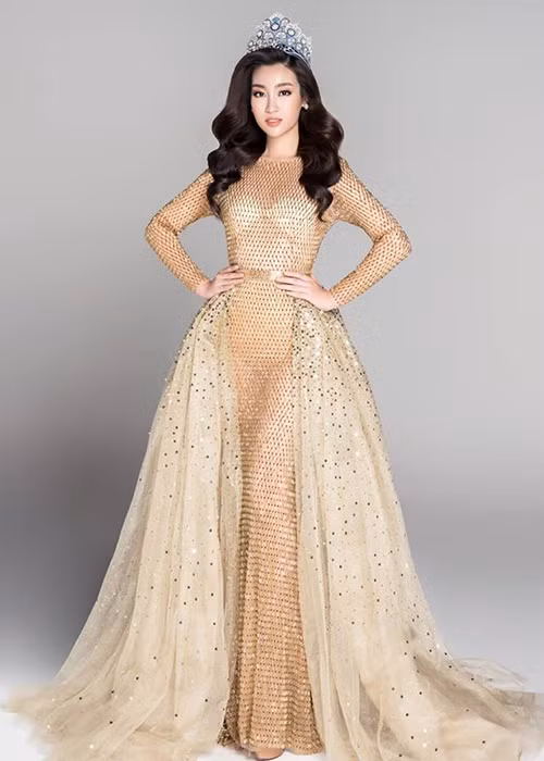 Mỹ Linh một lần nữa có khoảnh khắc kém duyên với trang phục xuyên thấu khi thực hiện một bộ ảnh. Ảnh: Dân Việt