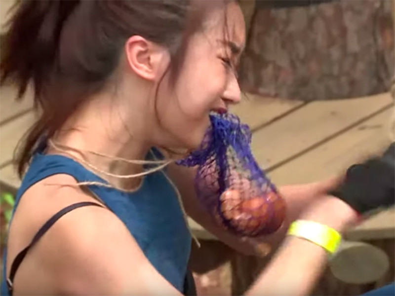 Trong gameshow Cuộc đua kỳ thú, Đỗ Mỹ Linh mắc lỗi trang phục lộ hai dây áo khi diện set đồ thể thao. Ảnh: Vietnamnet