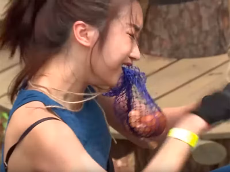 Trong gameshow Cuộc đua kỳ thú, Đỗ Mỹ Linh mắc lỗi trang phục lộ hai dây áo khi diện set đồ thể thao. Ảnh: Vietnamnet