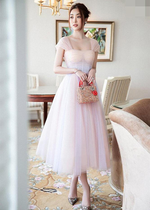 Người đẹp sinh năm 1996 rơi vào thế khó vì trang phục xuyên thấu màu hồng đi kèm chi tiết cúp ngực màu be. Ảnh: Vietnamnet