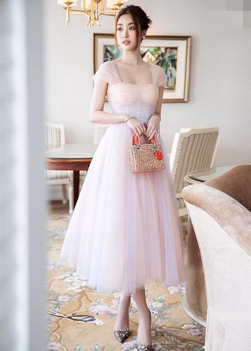 Người đẹp sinh năm 1996 rơi vào thế khó vì trang phục xuyên thấu màu hồng đi kèm chi tiết cúp ngực màu be. Ảnh: Vietnamnet