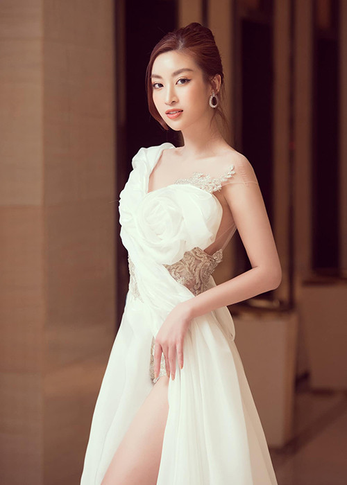 Mỹ Linh luôn xuất hiện với vẻ ngoài lộng lẫy khi tham gia sự kiện.