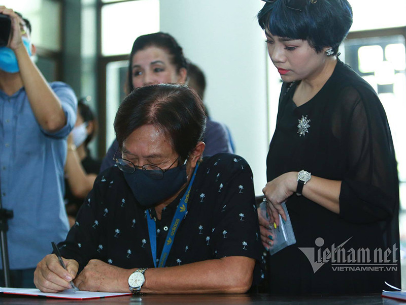 Nhạc sĩ Dương Thụ viết trong sổ tang: "Phương thua trong trận chiến cuối cùng nhưng thắng trong trận chiến cả đời để trở thành Phó Đức Phương. Yêu quý bạn vô cùng". Theo Zing, nhạc sĩ Trần Tiến đang nằm viện nên chỉ có nhạc sĩ Dương Thụ và nhạc sĩ Nguyễn Cường đến viếng. Sinh thời, nhạc sĩ Phó Đức Phương là một trong bốn thành viên nhóm "Bộ tứ sông Hồng". Ảnh: Vietnamnet