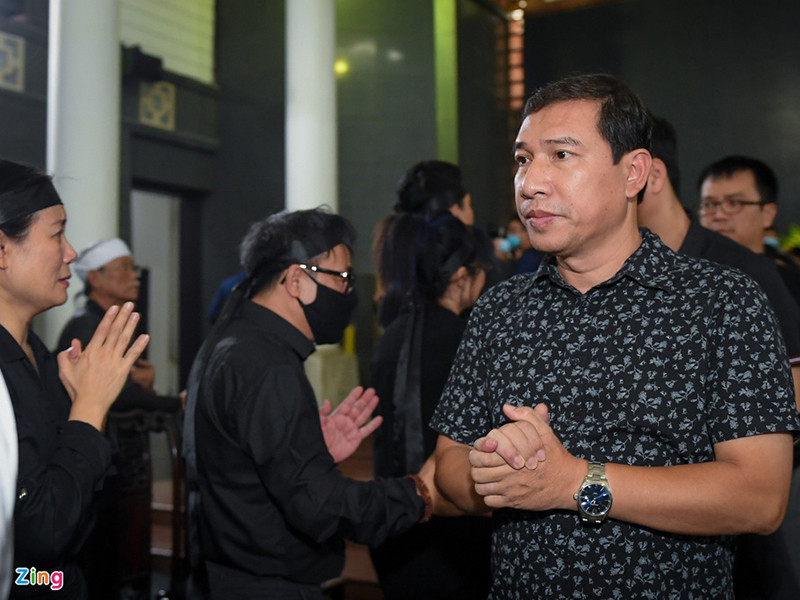 Nghệ sĩ Quang Thắng hòa vào dòng người đến viếng nhạc sĩ Phó Đức Phương. Ảnh: Zing