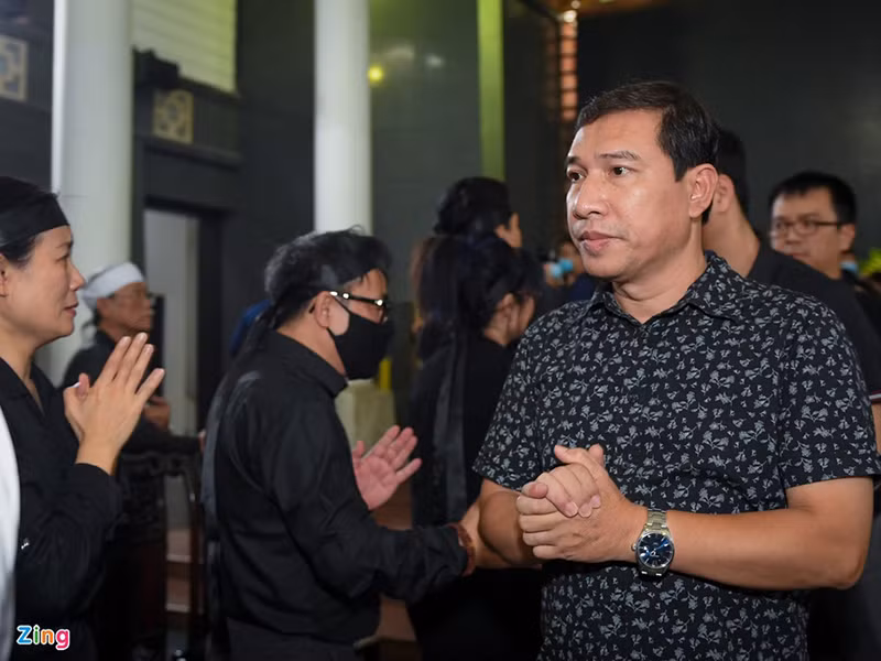 Nghệ sĩ Quang Thắng hòa vào dòng người đến viếng nhạc sĩ Phó Đức Phương. Ảnh: Zing