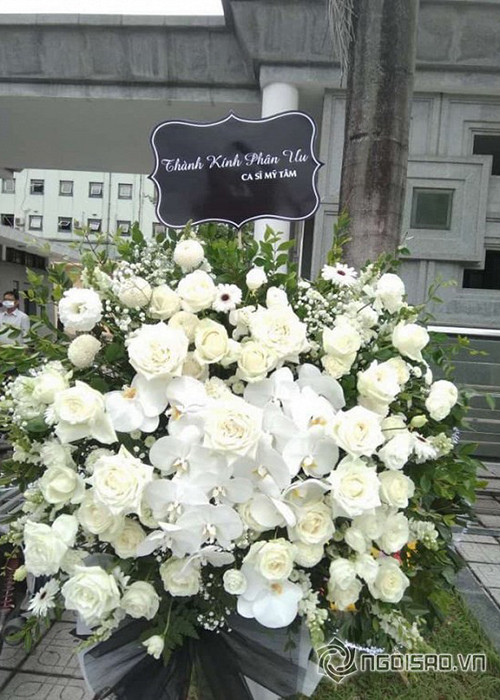 Hình ảnh vòng hoa kính viếng nhạc sĩ Phó Đức Phương của ca sĩ Mỹ Tâm. Ảnh: Ngôi sao