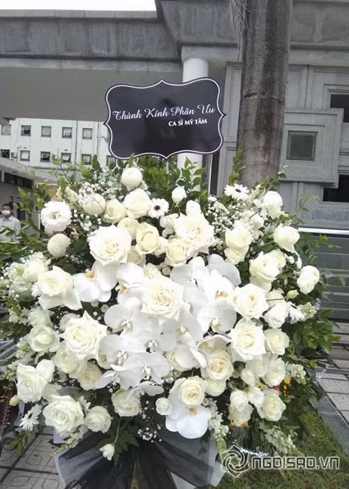 Hình ảnh vòng hoa kính viếng nhạc sĩ Phó Đức Phương của ca sĩ Mỹ Tâm. Ảnh: Ngôi sao