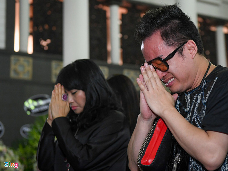 Tùng Dương bật khóc trong đám tang của nhạc sĩ Phó Đức Phương. Ảnh: Zing