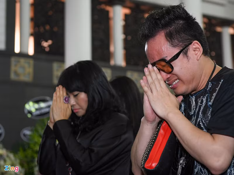 Tùng Dương bật khóc trong đám tang của nhạc sĩ Phó Đức Phương. Ảnh: Zing