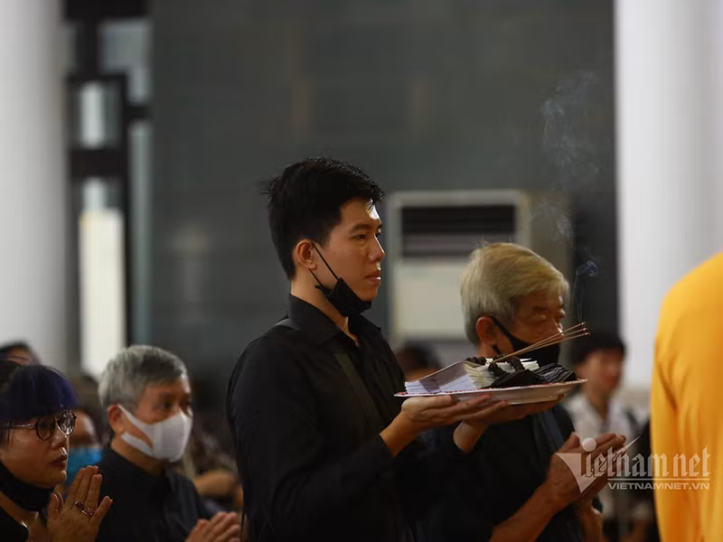 Trong đám tang, con trai của cố nhạc sĩ Phó Đức Phương nén sự đau buồn tiễn biệt cha. Ảnh: Vietnamnet