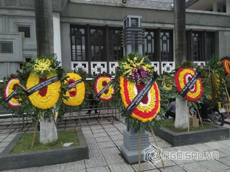 Bạn bè, đồng nghiệp gửi vòng hoa viếng cố nhạc sĩ. Ảnh: Ngôi sao