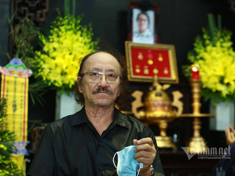 Nhạc sĩ Nguyễn Cường lặng người đến tiễn đưa nhạc sĩ Phó Đức Phương. Ảnh: Zing