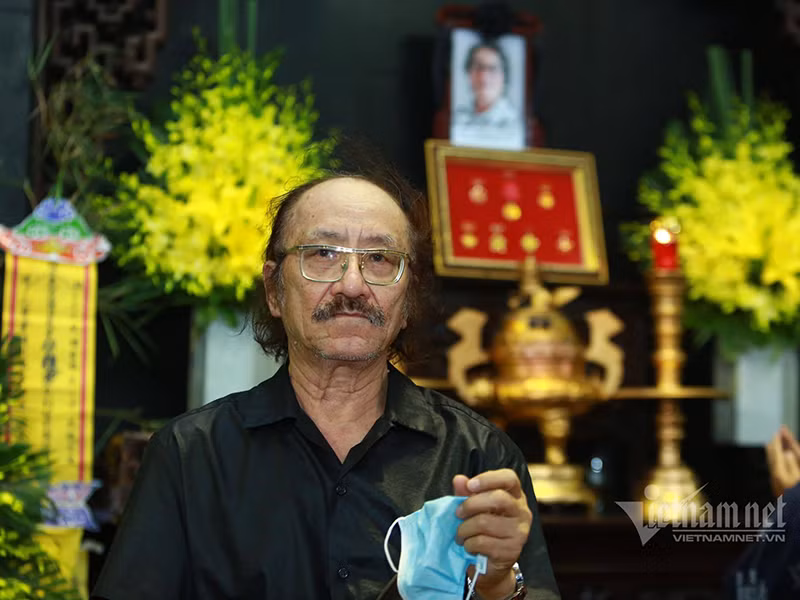 Nhạc sĩ Nguyễn Cường lặng người đến tiễn đưa nhạc sĩ Phó Đức Phương. Ảnh: Zing