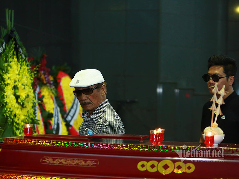 NSND Trần Hiếu viếng tác giả "Chảy đi sông ơi". Ảnh: Vietnamnet