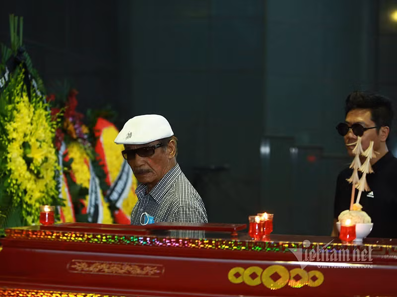 NSND Trần Hiếu viếng tác giả "Chảy đi sông ơi". Ảnh: Vietnamnet