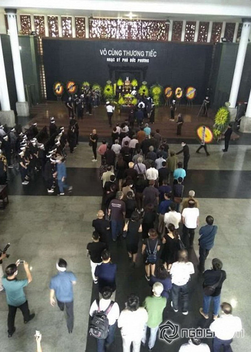 Dòng người đến viếng vị nhạc sĩ gạo cội. Ảnh: Ngôi sao