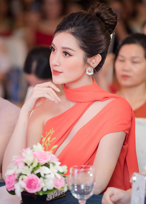 Gần đây, nàng á hậu sinh năm 1995 vướng tin đồn tình cảm với cầu thủ Đức Huy.