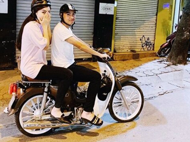 Nàng á hậu lên tiếng: “Tôi và Đức Huy cùng chơi chung với một nhóm bạn cũng được hơn 1 năm nay, cả hai chỉ đơn thuần là những người bạn thân với nhau. Nếu mọi người để ý kỹ thì tôi và Đức Huy thường gọi nhau là tao, mày và như hai thằng đàn ông chơi với nhau thật sự”.