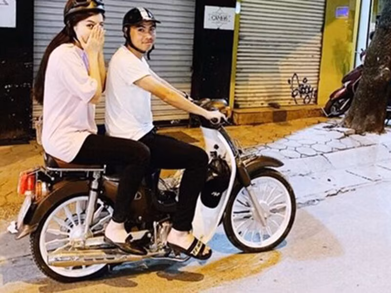 Nàng á hậu lên tiếng: “Tôi và Đức Huy cùng chơi chung với một nhóm bạn cũng được hơn 1 năm nay, cả hai chỉ đơn thuần là những người bạn thân với nhau. Nếu mọi người để ý kỹ thì tôi và Đức Huy thường gọi nhau là tao, mày và như hai thằng đàn ông chơi với nhau thật sự”.