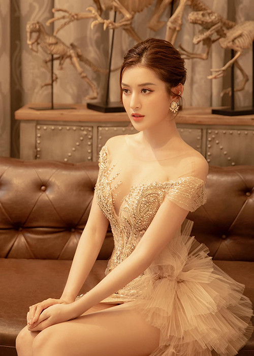 Huyền My ngày càng trẻ trung, gợi cảm.