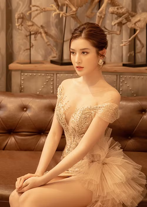 Huyền My ngày càng trẻ trung, gợi cảm.