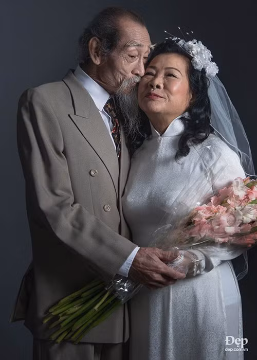 Sau khi cưới, dù ở đâu, trong Nam hay ngoài Bắc, vợ chồng nghệ sĩ Mạnh Dung làm gì cũng có nhau từ cuộc sống đến công việc. Ảnh: Đẹp