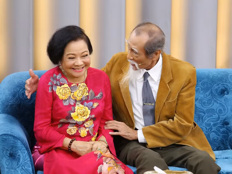 “Tôi và vợ đã vượt qua hết những suy nghĩ, lời dèm pha tại sao không có con trai, không có người nối dõi. Tôi chỉ quan tâm đến sức khỏe của vợ và dù không có con đàn cháu đống như các cụ nghĩ đi nữa tôi vẫn vui", “ông Ba bắt rắn” chia sẻ. Ảnh: Pháp luật