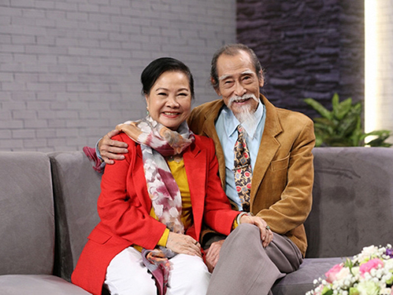 Cặp đôi vẫn dành cho nhau những lời lẽ ngọt ngào, những cử chỉ trìu mến dù cả hai đã lớn tuổi. Ảnh: Ngôi sao