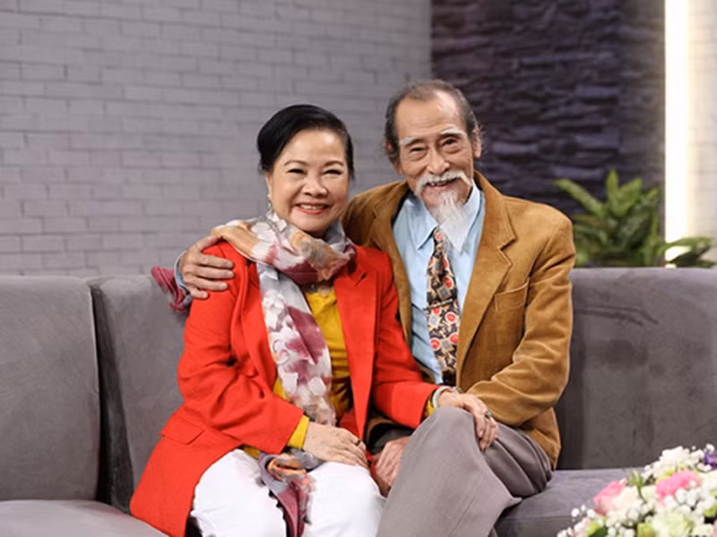 Cặp đôi vẫn dành cho nhau những lời lẽ ngọt ngào, những cử chỉ trìu mến dù cả hai đã lớn tuổi. Ảnh: Ngôi sao