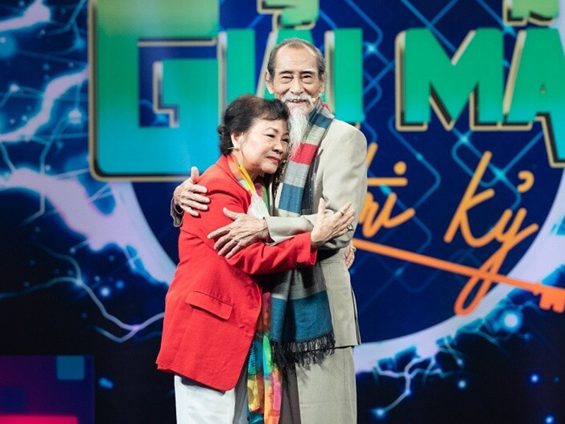 Dù đã lớn tuổi nhưng vợ chồng nghệ sĩ Mạnh Dung luôn xưng hô anh, em đầy tình cảm. Ảnh: Giao thông