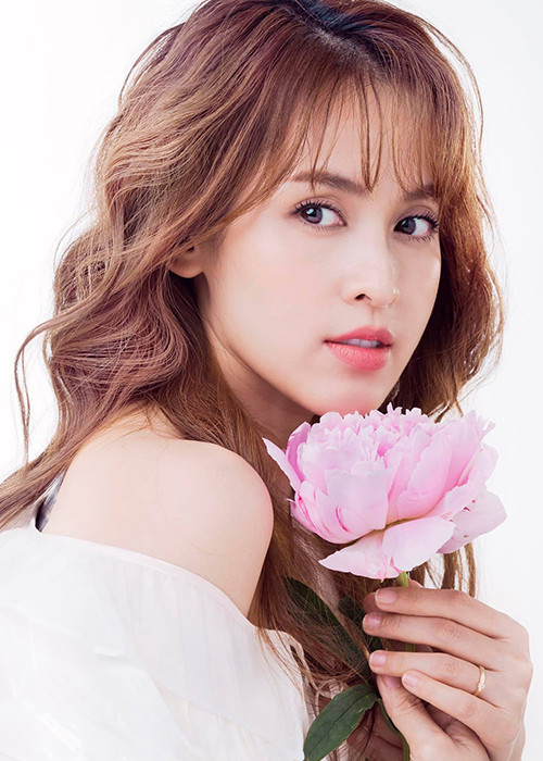 Tú Vi sinh năm 1986, hiện có một cô con gái với Văn Anh.