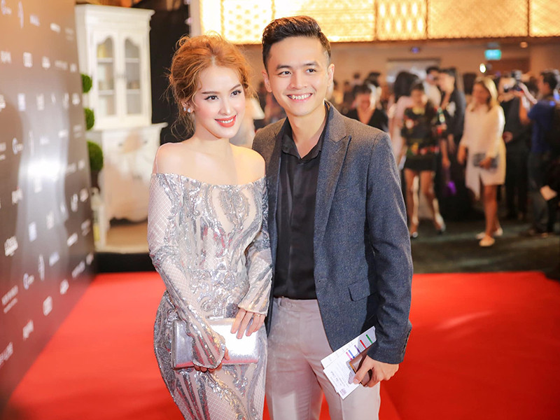 Tú Vi sở hữu vóc dáng gợi cảm nhưng khá hạn chế mặc hở bạo.