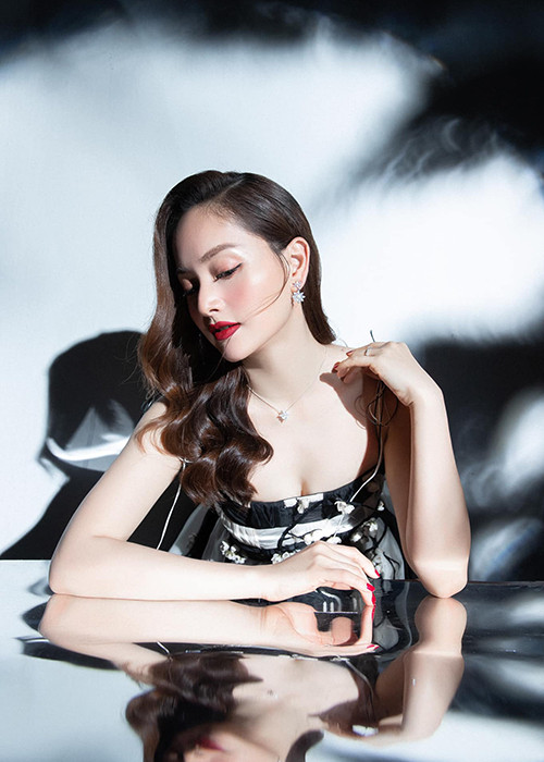 Lan Phương hơn Ngọc Lan 2 tuổi, trẻ trung không kém cạnh.