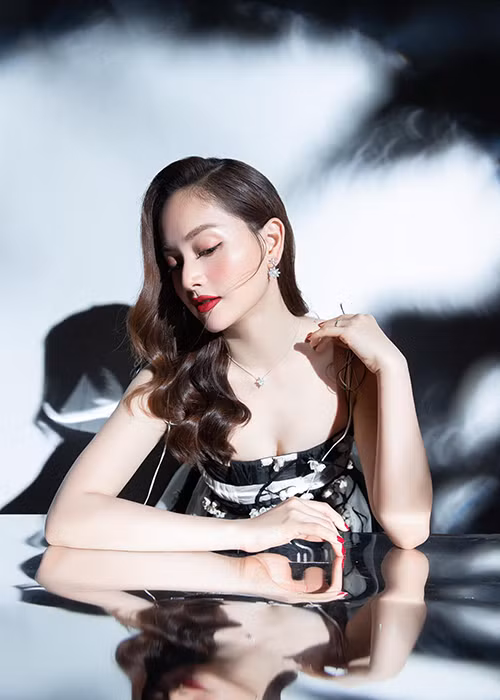 Lan Phương hơn Ngọc Lan 2 tuổi, trẻ trung không kém cạnh.