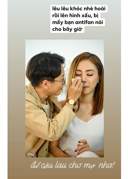 "Mỗi ngày, cậu có thời gian thì cậu sẽ sáng tác truyện tranh dựa trên truyện cổ tích có thật 100% của gia đình MiJi. Tuy nhiên, sau biến cố nụ hôn đợt 1, cậu đã cố gắng sửa sai bằng cách giấu hết ảnh hôn môi chỉ còn ảnh thơm lên tóc. Thương mợ thì phải biết bảo vệ mợ", Ken viết.