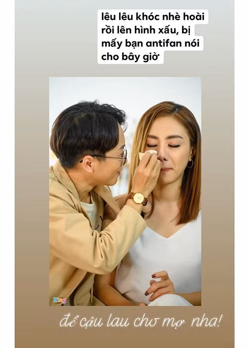 "Mỗi ngày, cậu có thời gian thì cậu sẽ sáng tác truyện tranh dựa trên truyện cổ tích có thật 100% của gia đình MiJi. Tuy nhiên, sau biến cố nụ hôn đợt 1, cậu đã cố gắng sửa sai bằng cách giấu hết ảnh hôn môi chỉ còn ảnh thơm lên tóc. Thương mợ thì phải biết bảo vệ mợ", Ken viết.