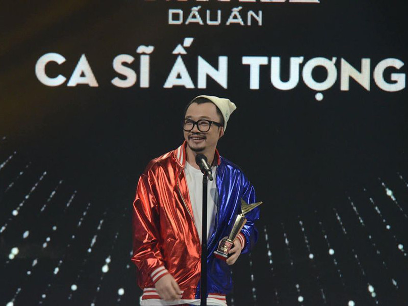 Ca sĩ Hà Lê nhận cúp VTV Awards 2020 ở hạng mục Ca sĩ ấn tượng.