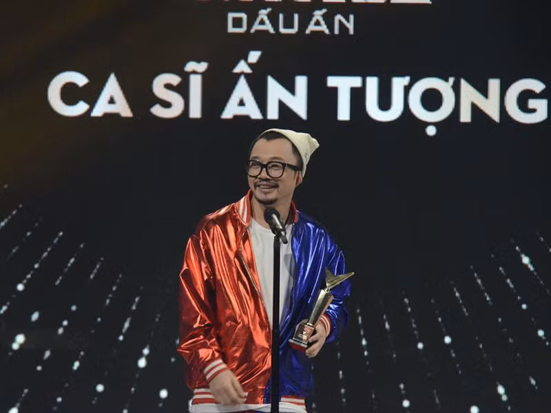 Ca sĩ Hà Lê nhận cúp VTV Awards 2020 ở hạng mục Ca sĩ ấn tượng.