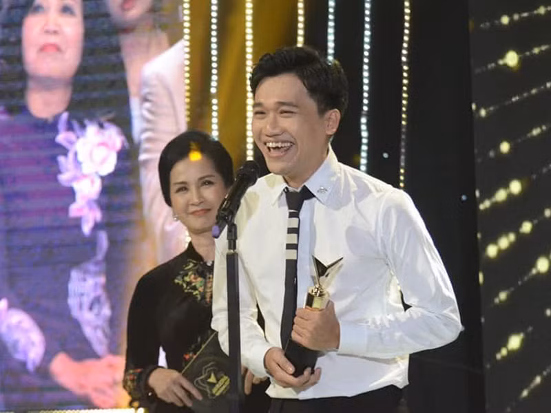 Ở hạng mục Diễn viên nam ấn tượng, Xuân Nghị đoạt giải với vai diễn Cao Minh Bách trong “Nhà trọ Balanha”. Đáng tiếc, Nhan Phúc Vinh, Mạnh Trường, Thanh Sơn và Việt Anh dừng chân ở top 5 đề cử.