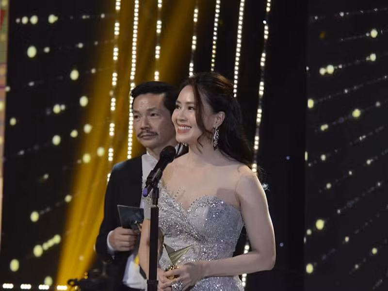 Tối ngày 5/9, tại lễ trao giải VTV Awards 2020, ở hạng mục Diễn viên nữ ấn tượng, Hồng Diễm vượt qua Lã Thanh Huyền, Quỳnh Kool, Diễm My và Phương Oanh để giành chiến thắng. Vai diễn giúp Hồng Diễm đoạt giải là Khuê trong phim “Hoa hồng trên ngực trái”. Ngoài ra, không chỉ Hồng Diễm, đoàn làm phim "Hoa hồng trên ngực trái" cũng nhận cúp VTV Awards khi bộ phim đoạt giải Phim truyền hình ấn tượng.
