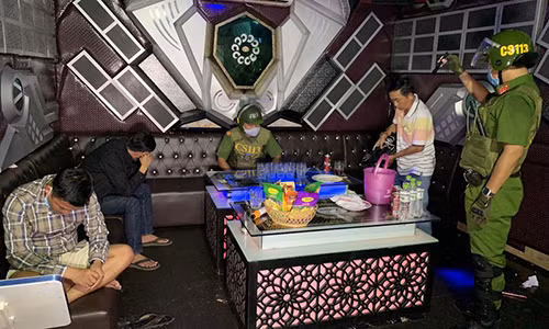 Khach va nhan vien choi ma tuy trong quan karaoke