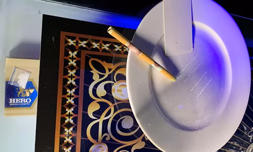 Khach va nhan vien choi ma tuy trong quan karaoke-Hinh-2