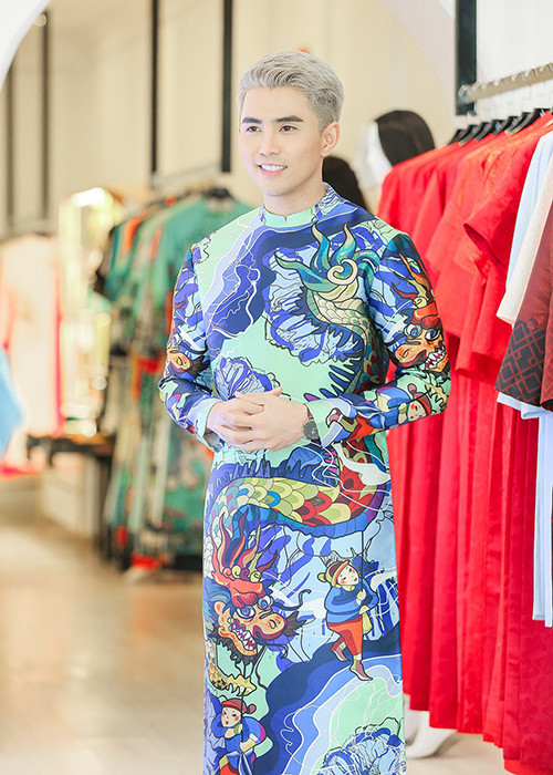 Khoác chiếc áo dài, ca sĩ, diễn viên Will cho rằng nam giới diện áo dài mang đến sự tự tin và mạnh mẽ không kém vest. Ảnh: Zing. Mời độc giả xem video: Áo dài nét đẹp truyền thống của người Việt. Nguồn: VTC10