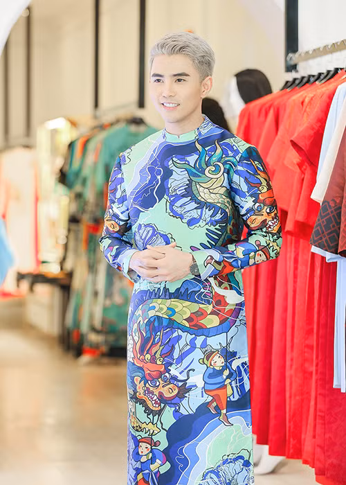 Khoác chiếc áo dài, ca sĩ, diễn viên Will cho rằng nam giới diện áo dài mang đến sự tự tin và mạnh mẽ không kém vest. Ảnh: Zing. Mời độc giả xem video: Áo dài nét đẹp truyền thống của người Việt. Nguồn: VTC10