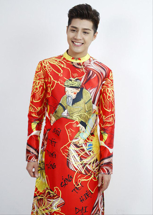 Mới đây, Sở Văn hóa - thể thao Thừa Thiên Huế cho biết, từ 7/9, toàn thể nam và nữ cán bộ công chức, người lao động của sở này mặc áo dài trong ngày thứ hai đầu mỗi tháng. Áo dài vốn là trang phục truyền thống của Việt Nam. Nhiều sao nam Việt diện áo dài đã gây ấn tượng khi xuất hiện trước công chúng. Ảnh: Việt giải trí