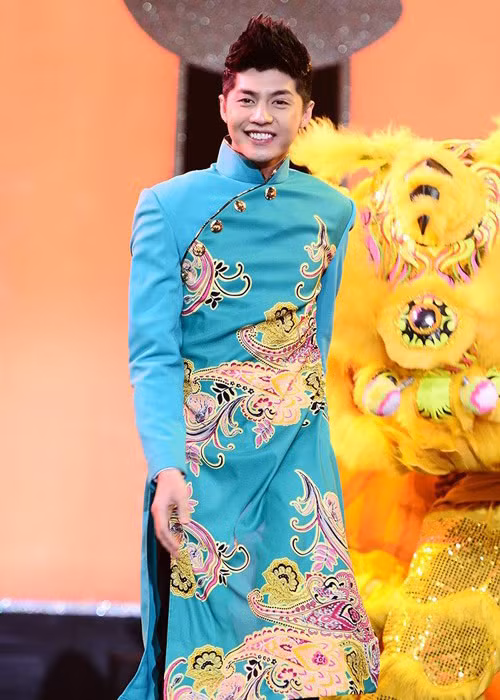 Noo Phước Thịnh thường chọn áo dài khi biểu diễn trong các chương trình Tết.