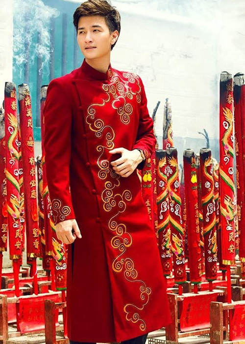Huỳnh Anh toát lên vẻ điển trai khi mặc áo dài nam. Ảnh: Dân Việt